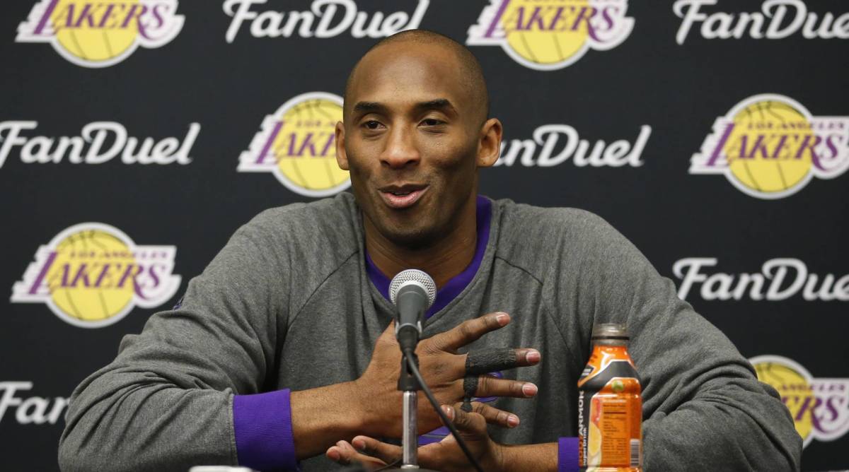 Kobe Bryant’s Father Puts 2000 NBA Championship Ring Up for Auction