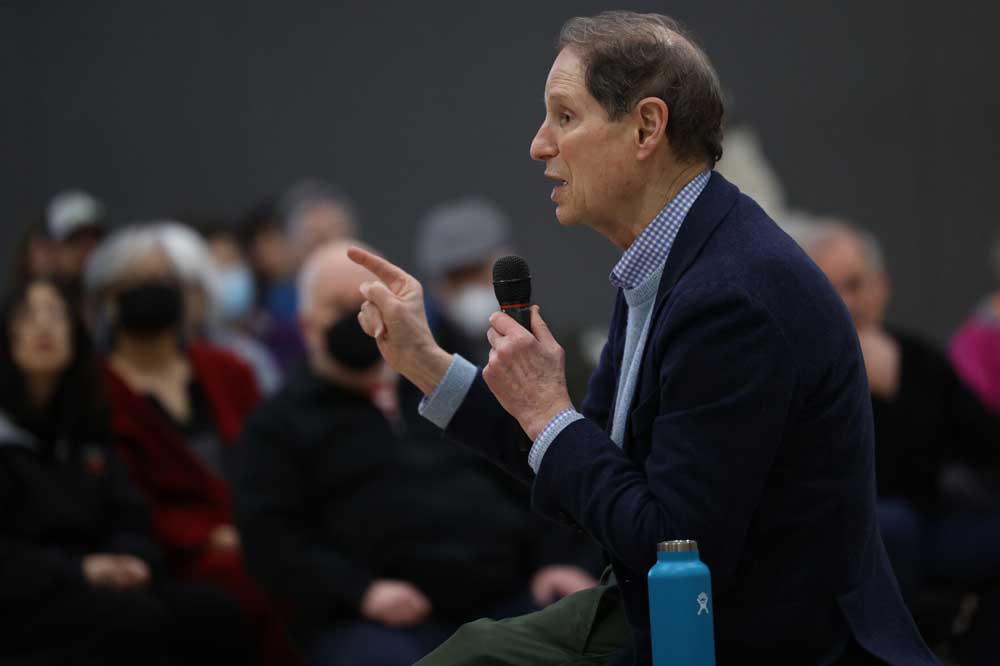 Oregon’s U.S. Sen. Wyden presses U.S. Treasury secretary to release Epstein financial files