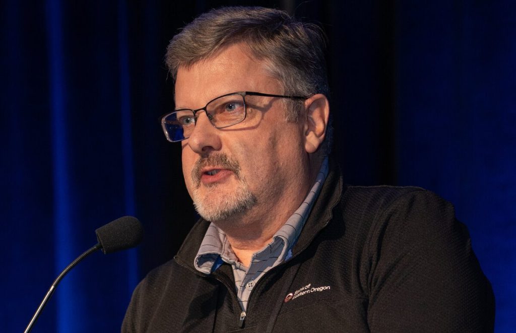 Jeff Bailey honored by Oregon Bankers Association