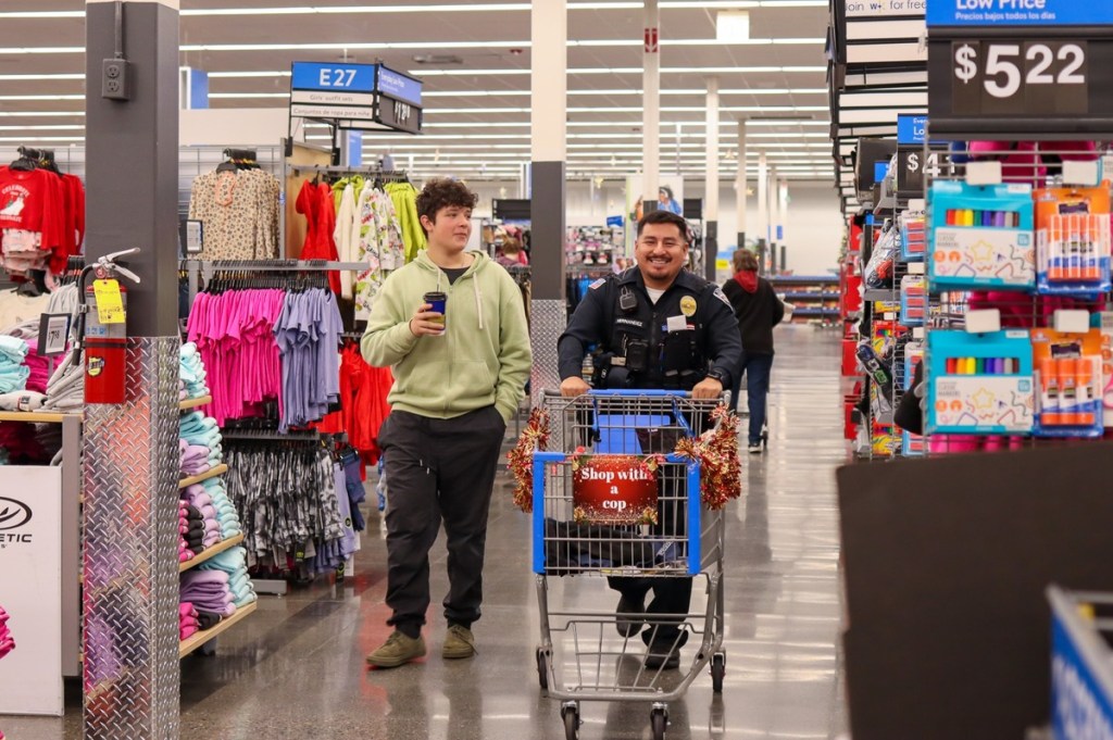 Umatilla students shop with a cop